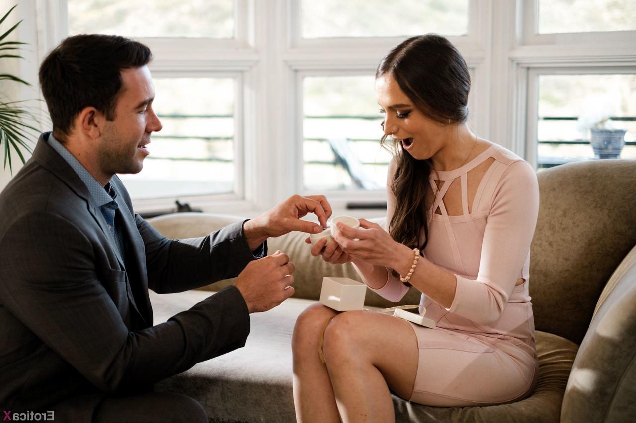 20P La súper caliente Izzy Lush recibe un anillo antes de que le follen el coño peludo