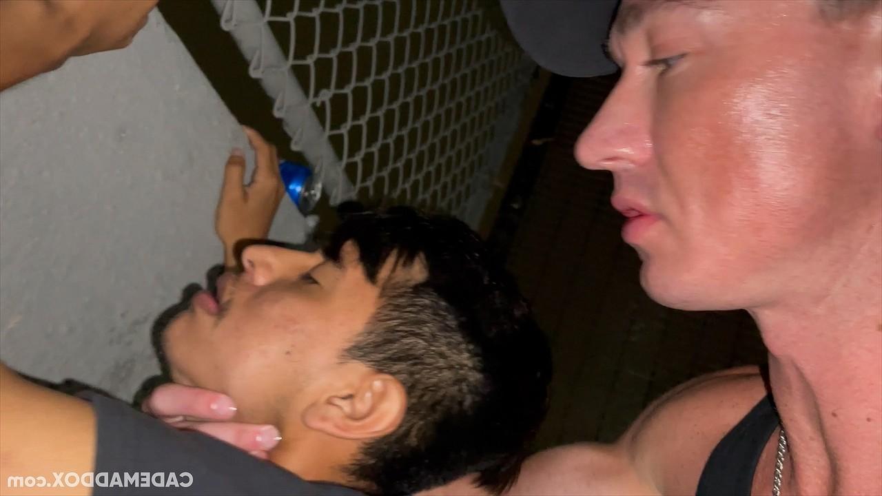 13P ゲイのお尻が屋外で後背位アナルセックス中に中出しされる