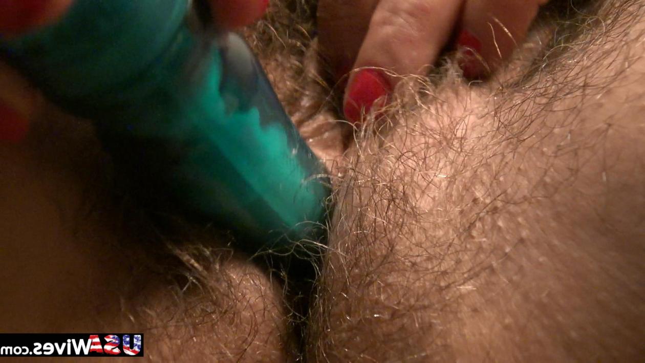 16P A morena mais velha Lori toca e brinca com seu arbusto inteiro durante a ação solo