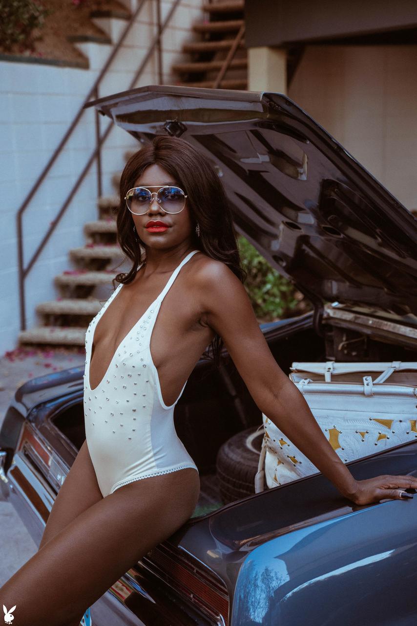 20P La sensual modelo de ébano victoria antoinette se quita el traje de baño blanco y posa