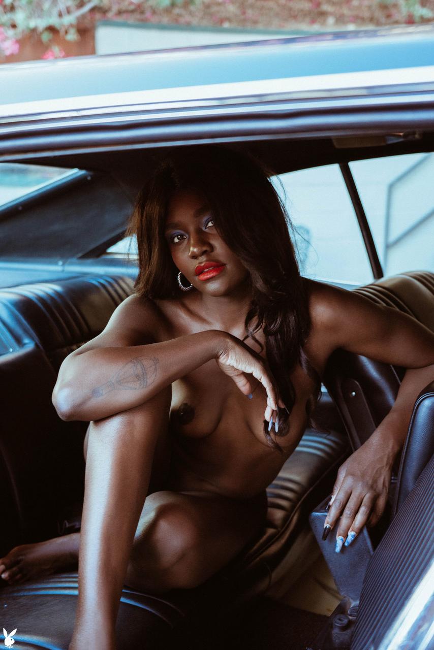 20P La sensual modelo de ébano victoria antoinette se quita el traje de baño blanco y posa