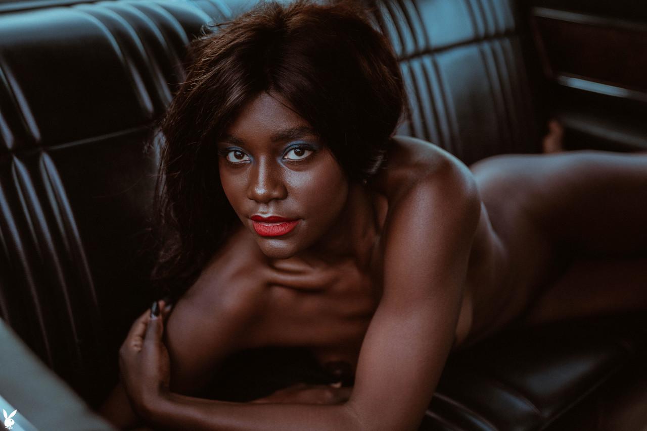 20P La sensual modelo de ébano victoria antoinette se quita el traje de baño blanco y posa