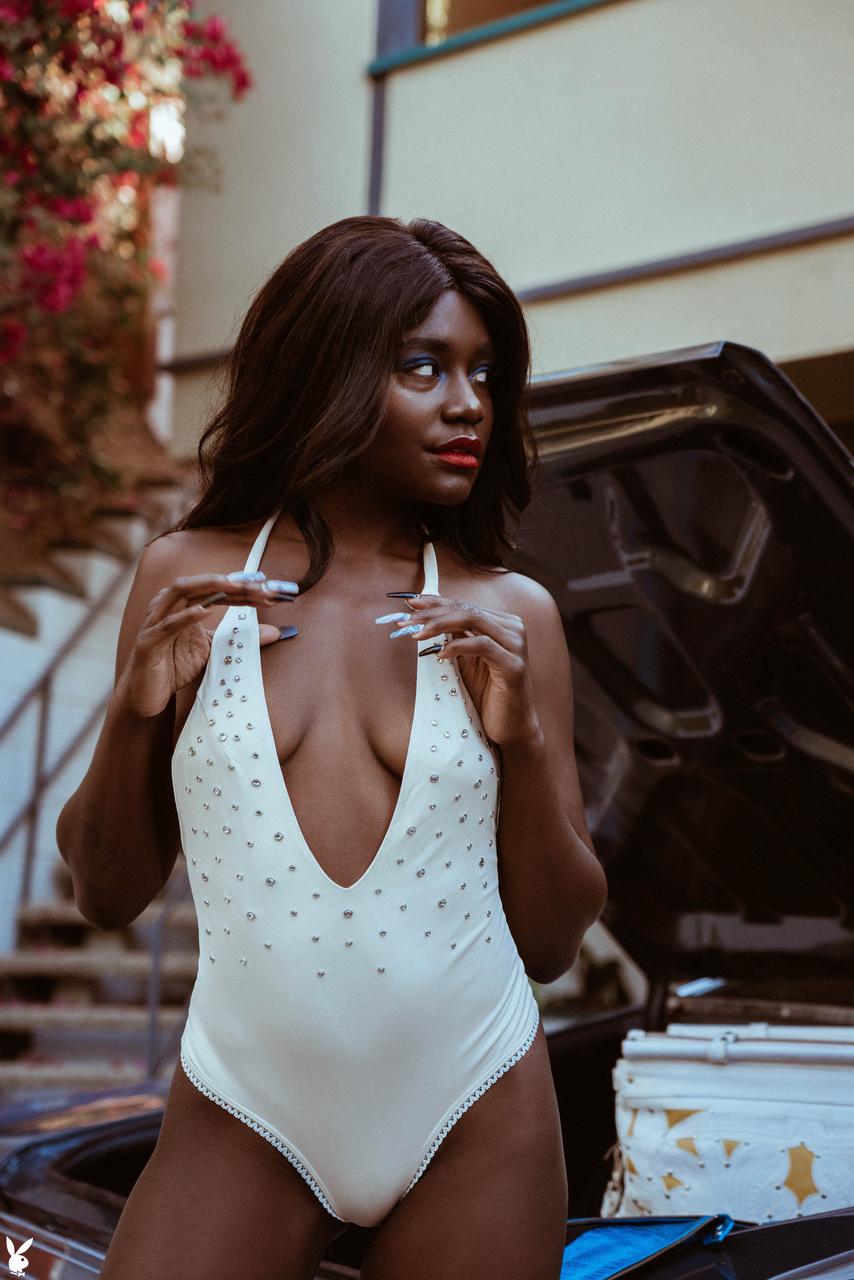 20P La sensual modelo de ébano victoria antoinette se quita el traje de baño blanco y posa