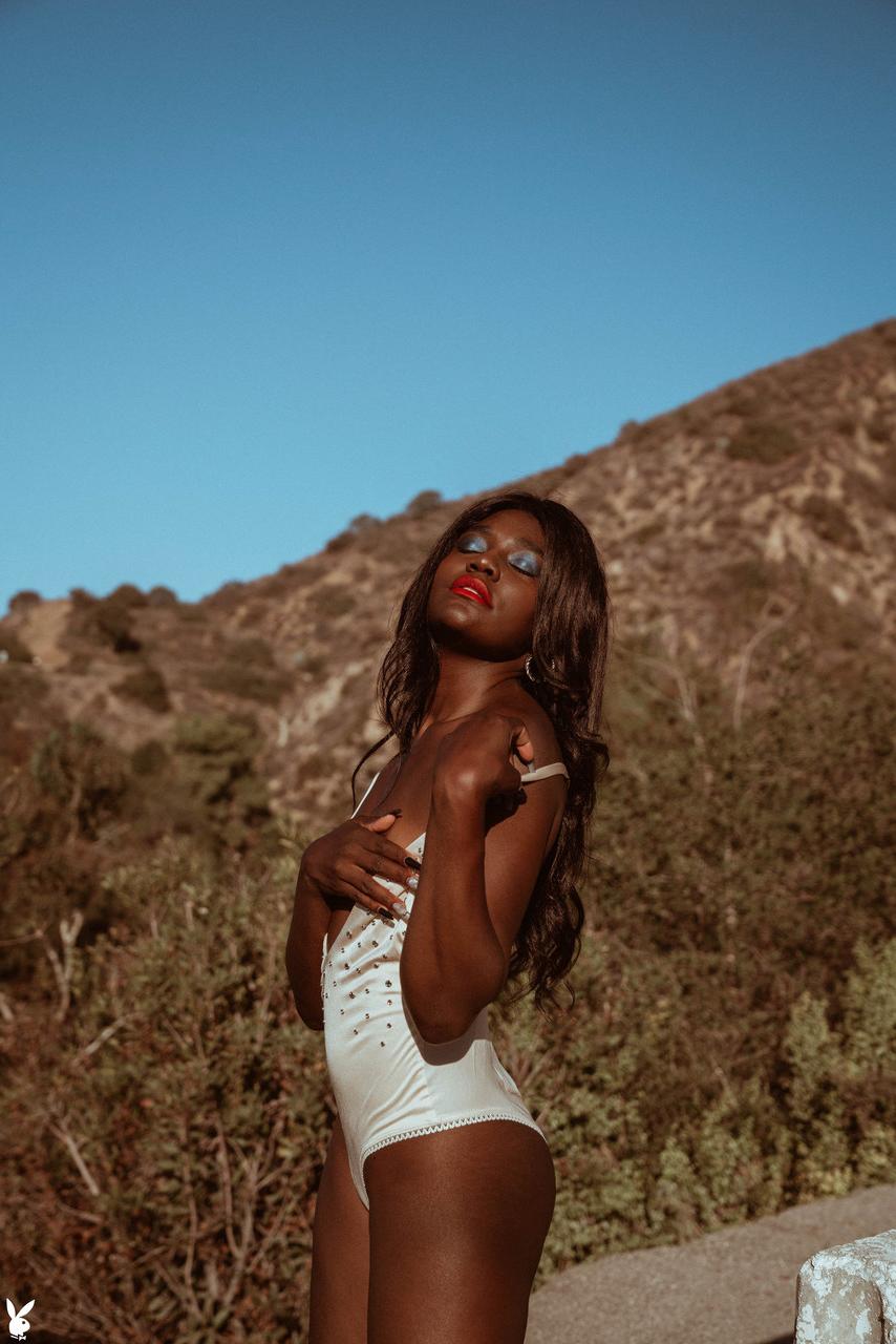 20P La sensual modelo de ébano victoria antoinette se quita el traje de baño blanco y posa
