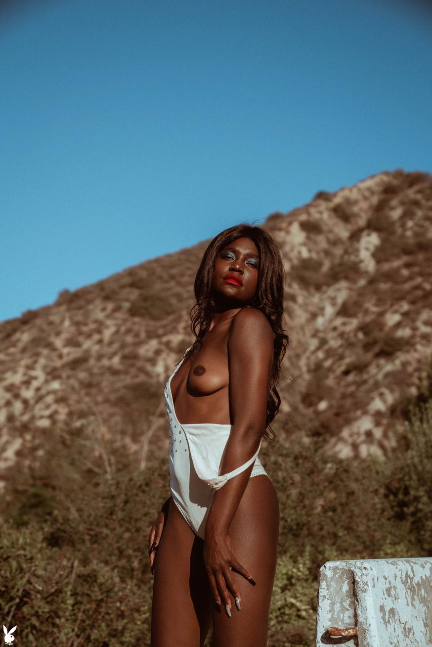 20P La sensual modelo de ébano victoria antoinette se quita el traje de baño blanco y posa
