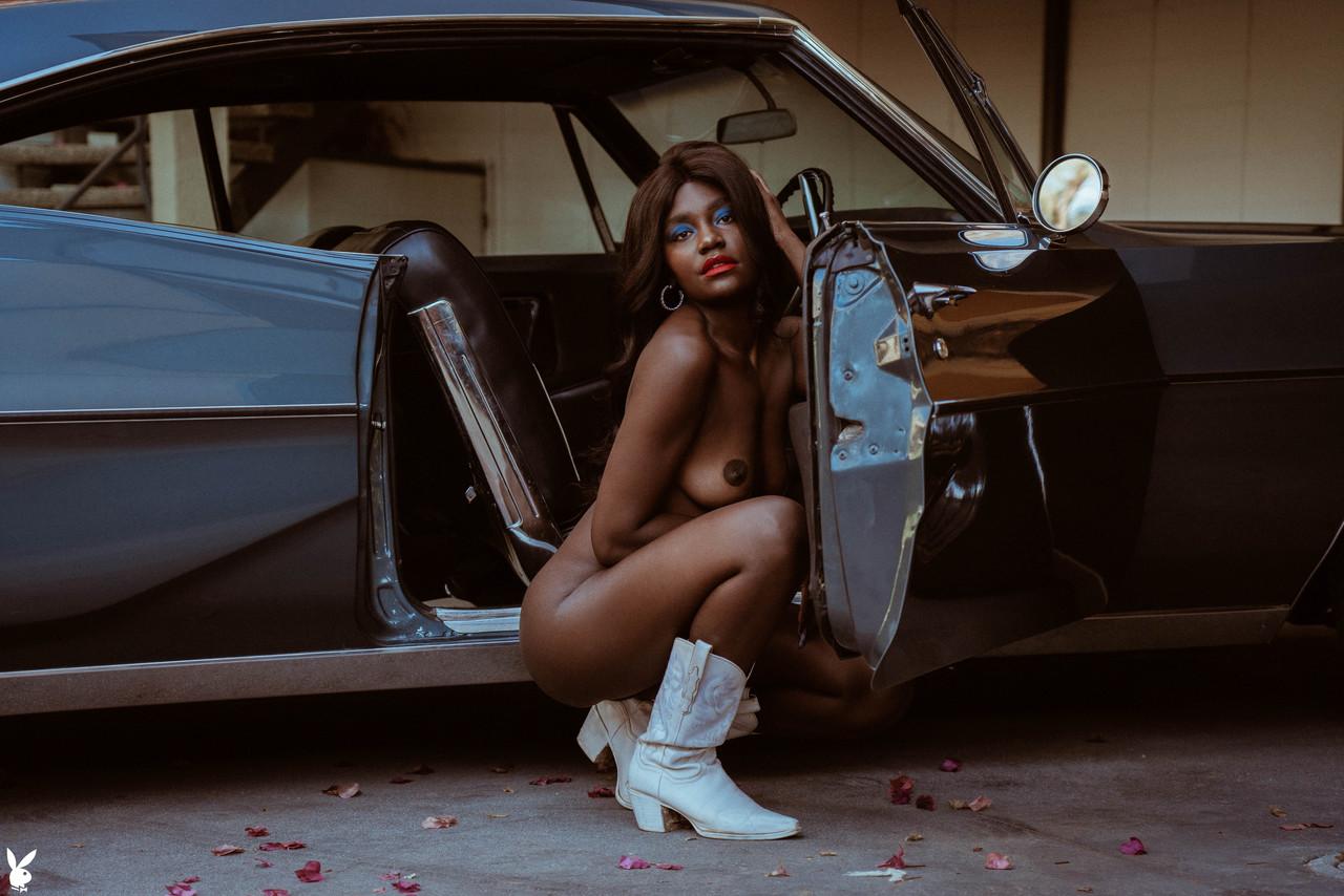 20P La sensual modelo de ébano victoria antoinette se quita el traje de baño blanco y posa