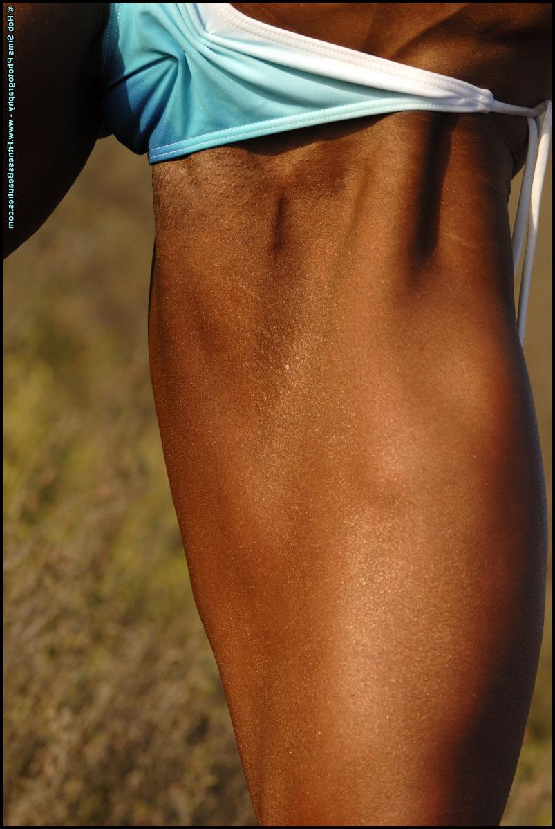 15P La culturiste Deidre Pagnanelli affiche son corps musclé en bikini.