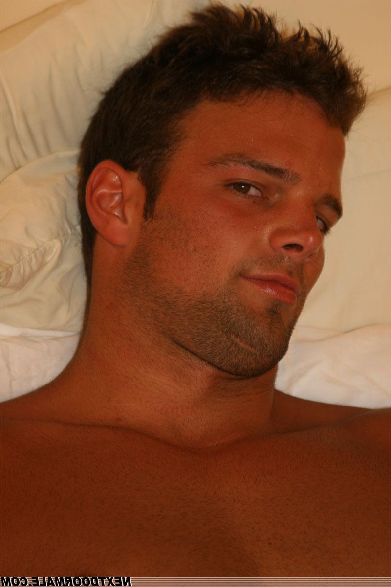 20P El gay bronceado Ricky M se masturba la polla mientras suda en el campo