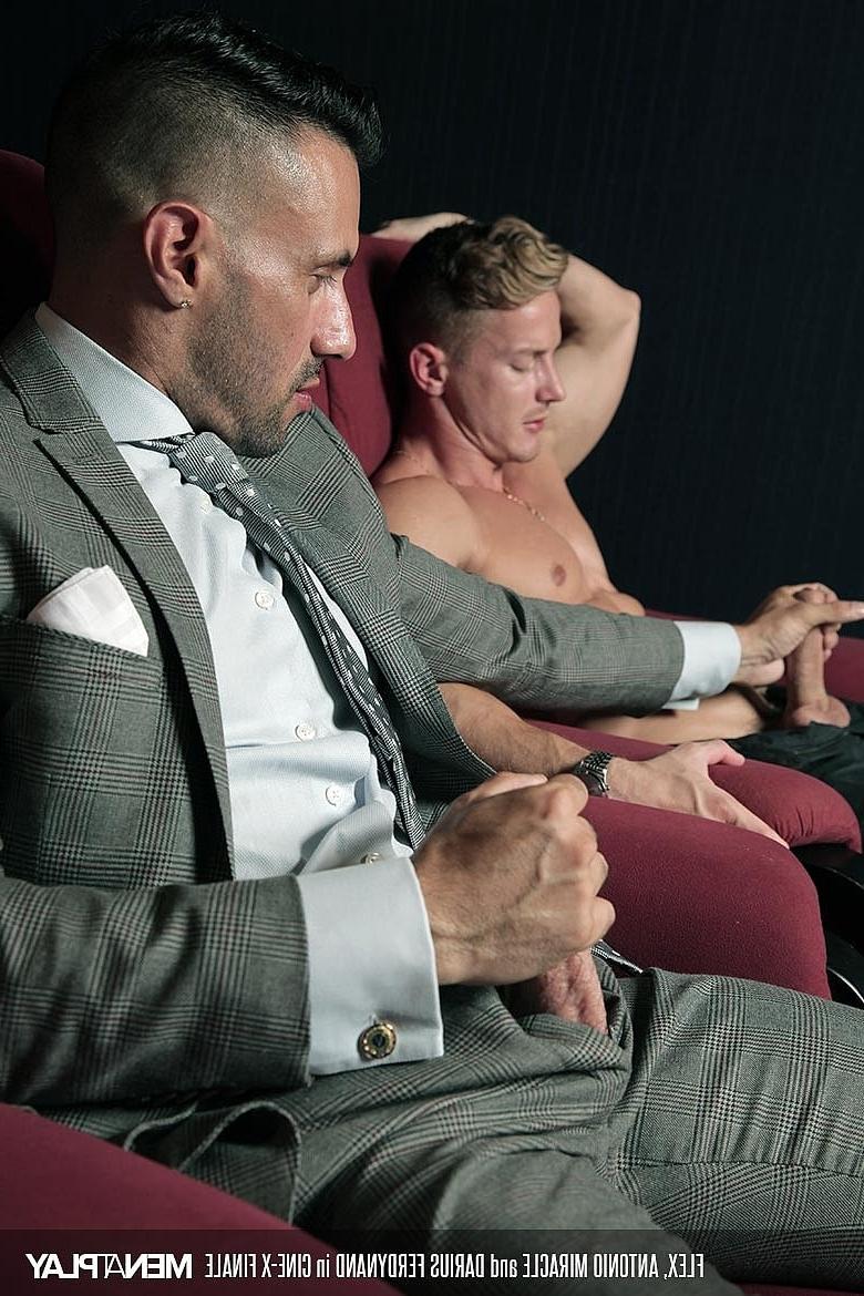 18P Dois gays gostosos de terno fodem enquanto outro se masturba no cinema