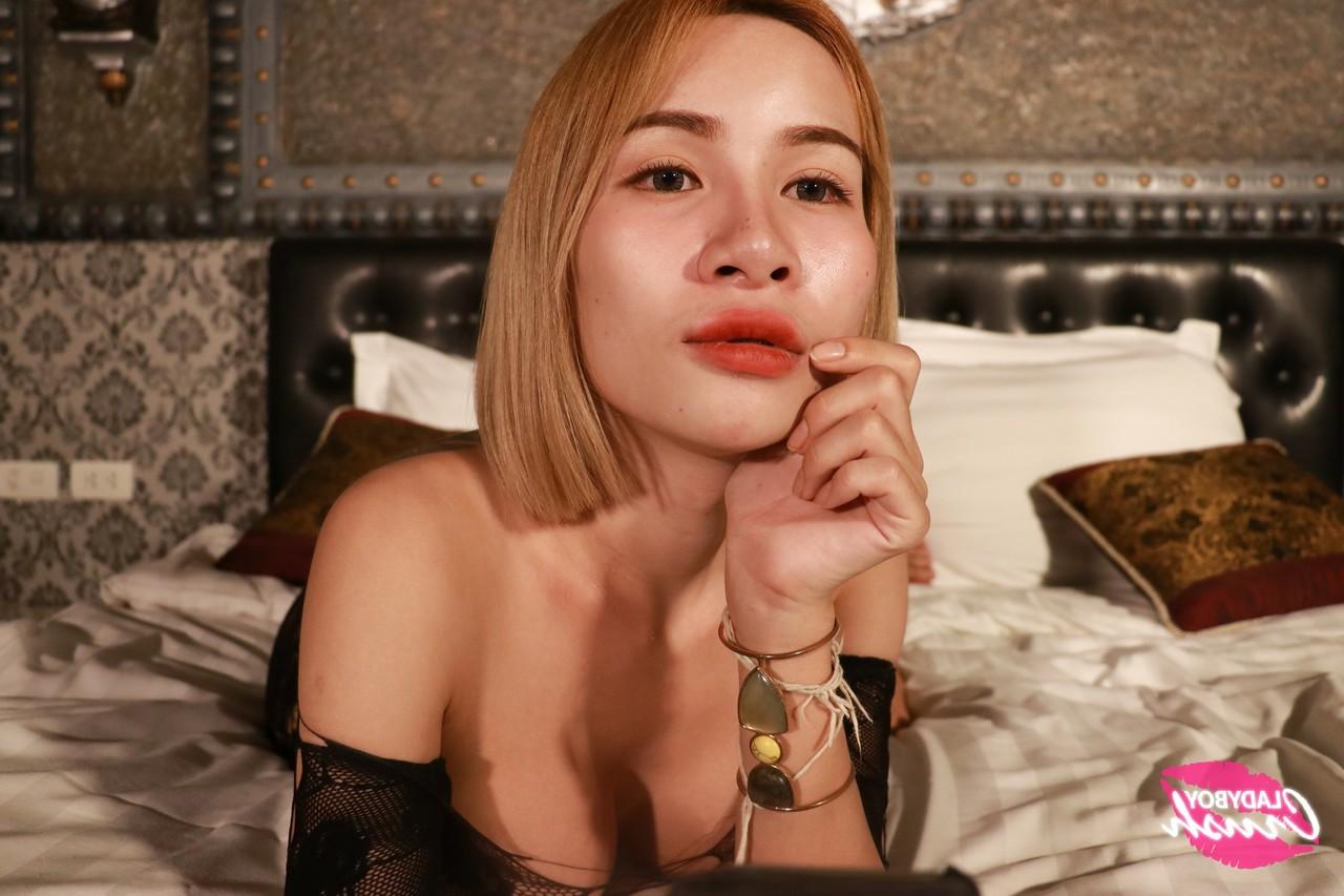 20P Ladyboy Pao lutscht einen Schwanz, nachdem er ihn in einem durchsichtigen Kleid neckisch entblößt hat