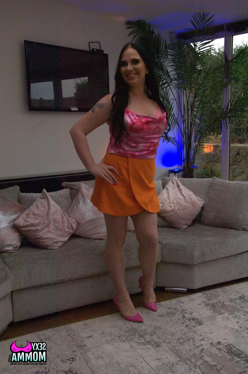 20P Lésbica madura KJirsten Jensen e adolescente Princesa Barbie Maddy brincam com brinquedos sexuais