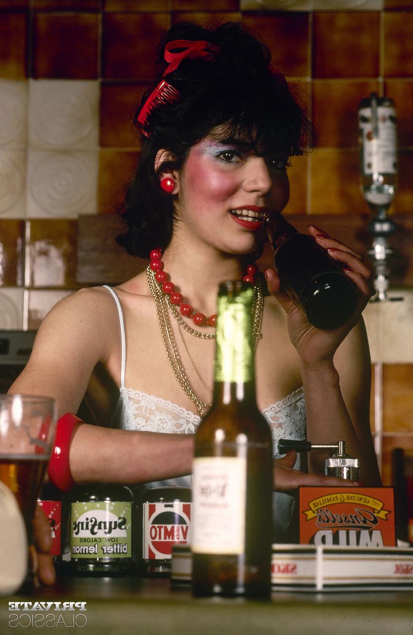 12P La camarera morena Emilie es doblemente follada por un par de sus clientes