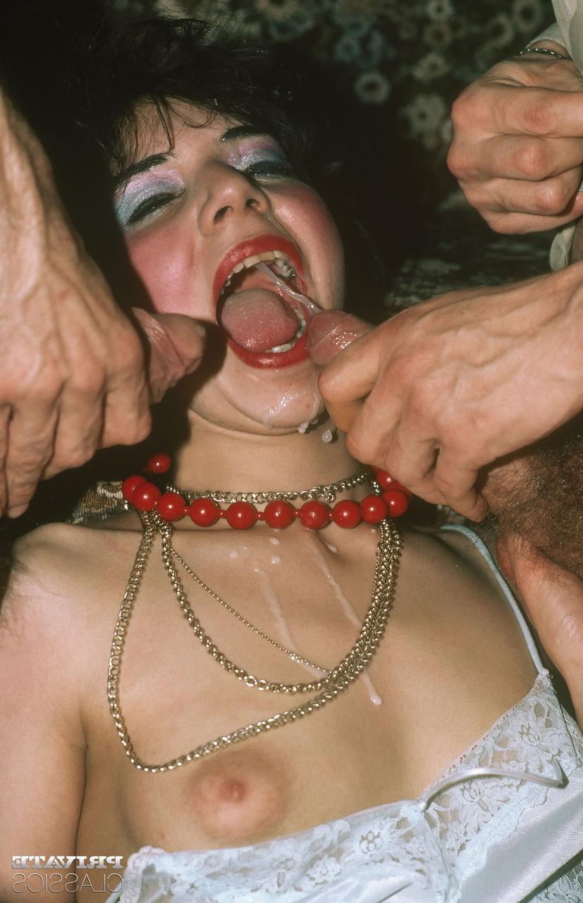 12P La camarera morena Emilie es doblemente follada por un par de sus clientes