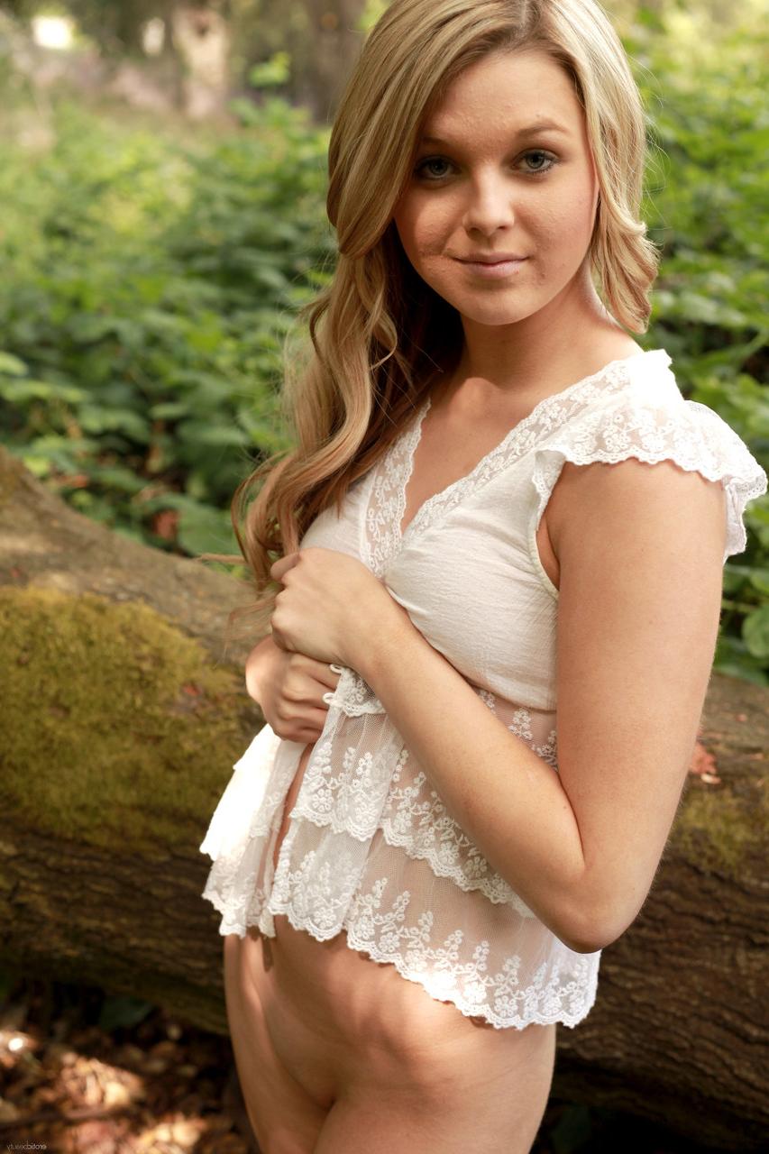 17P Adolescente rubia amateur con pechos turgentes Tiffiny sube a un árbol y posa desnuda