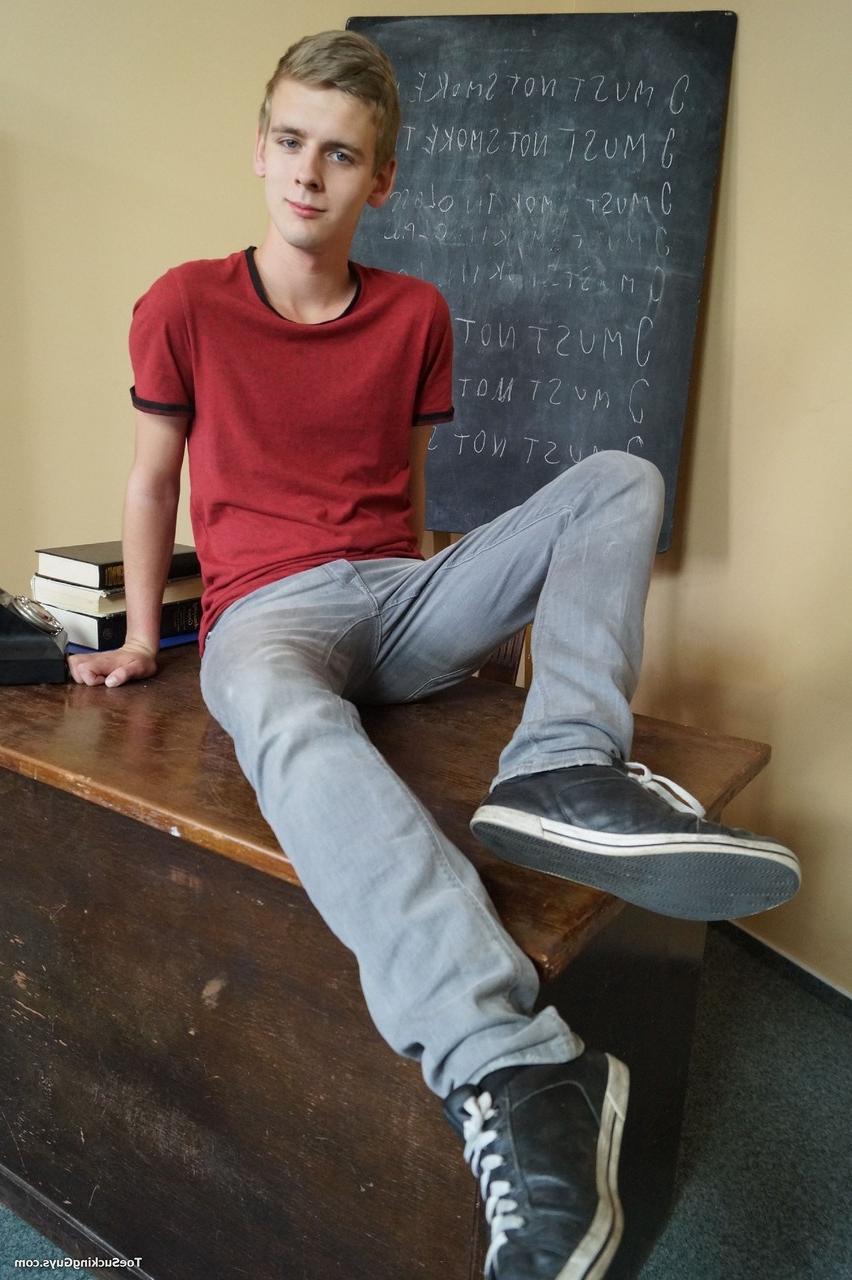 20P O lindo estudante Sanchez Paolo fica nu na sala de aula e sufoca o macaco