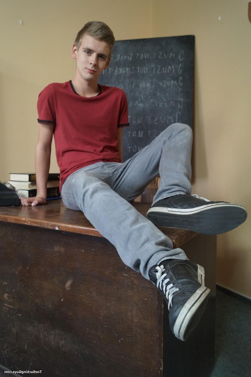 20P O lindo estudante Sanchez Paolo fica nu na sala de aula e sufoca o macaco