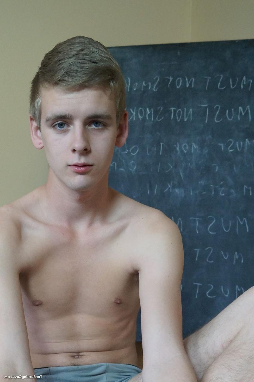 20P O lindo estudante Sanchez Paolo fica nu na sala de aula e sufoca o macaco