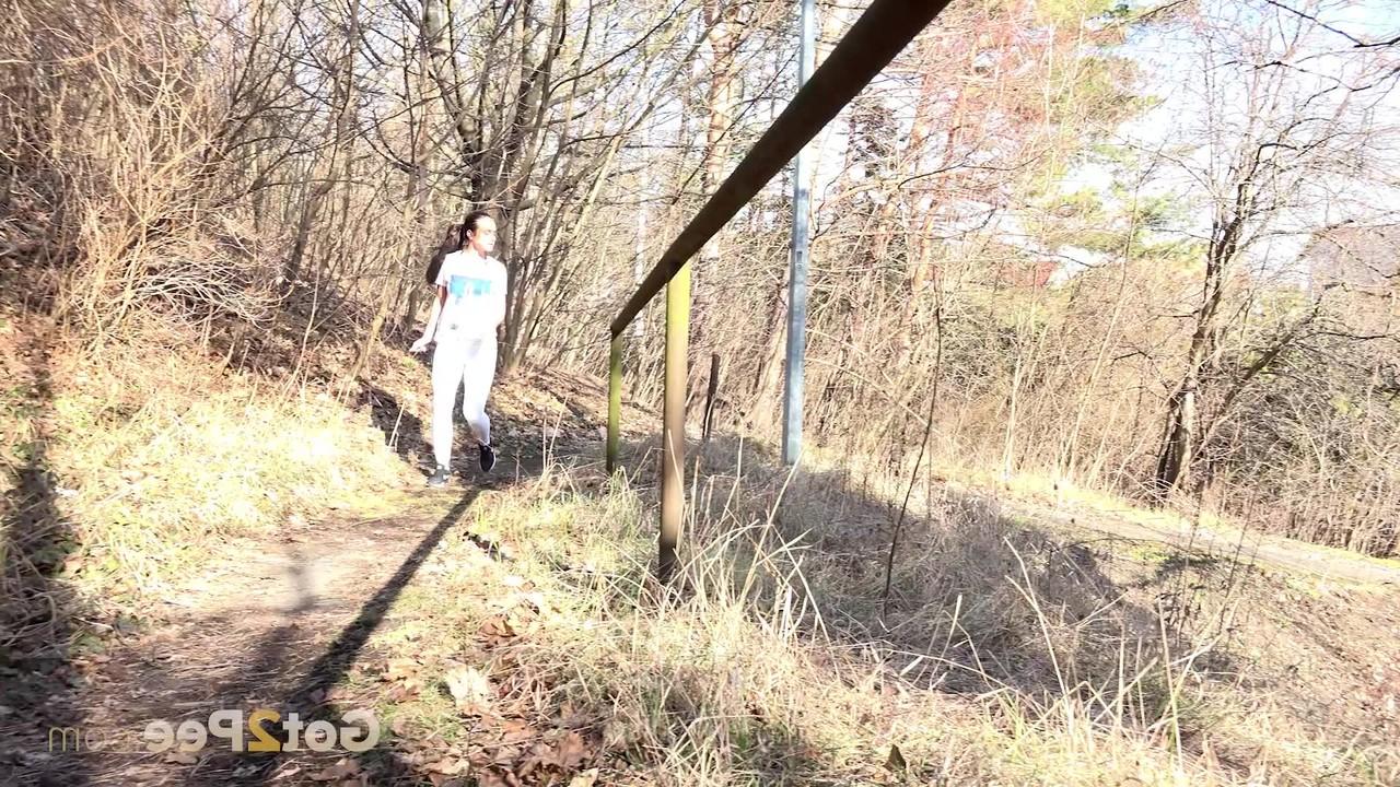 15P Vinna Reed, une fille blanche, fait pipi sur un chemin en marchant dans la campagne