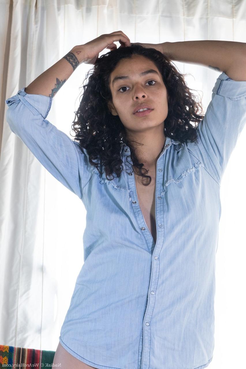 20P L'amatrice exotique Nadia K exhibe son gros cul rond et sa chatte poilue.