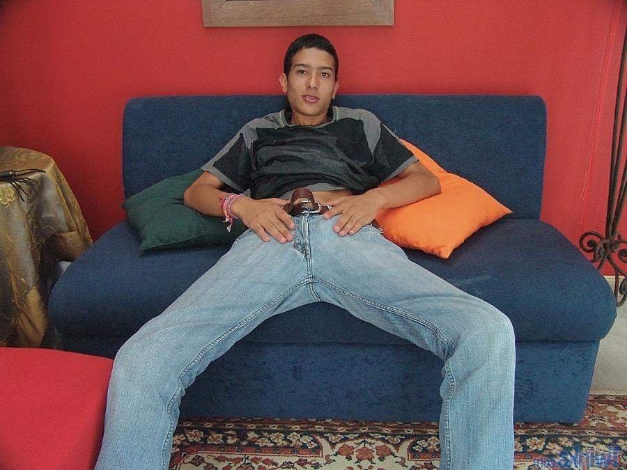 20P El gay colgado Diego Ruiz muestra sus grandes pelotas de cerca mientras se masturba