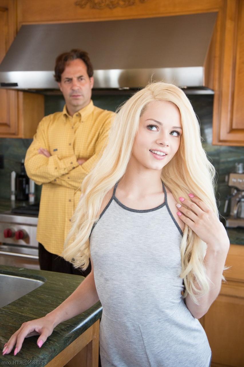 20P Das wundervolle Teenagerbaby Elsa Jean konnte dem fetten Schwanz ihres Stiefvaters nicht widerstehen