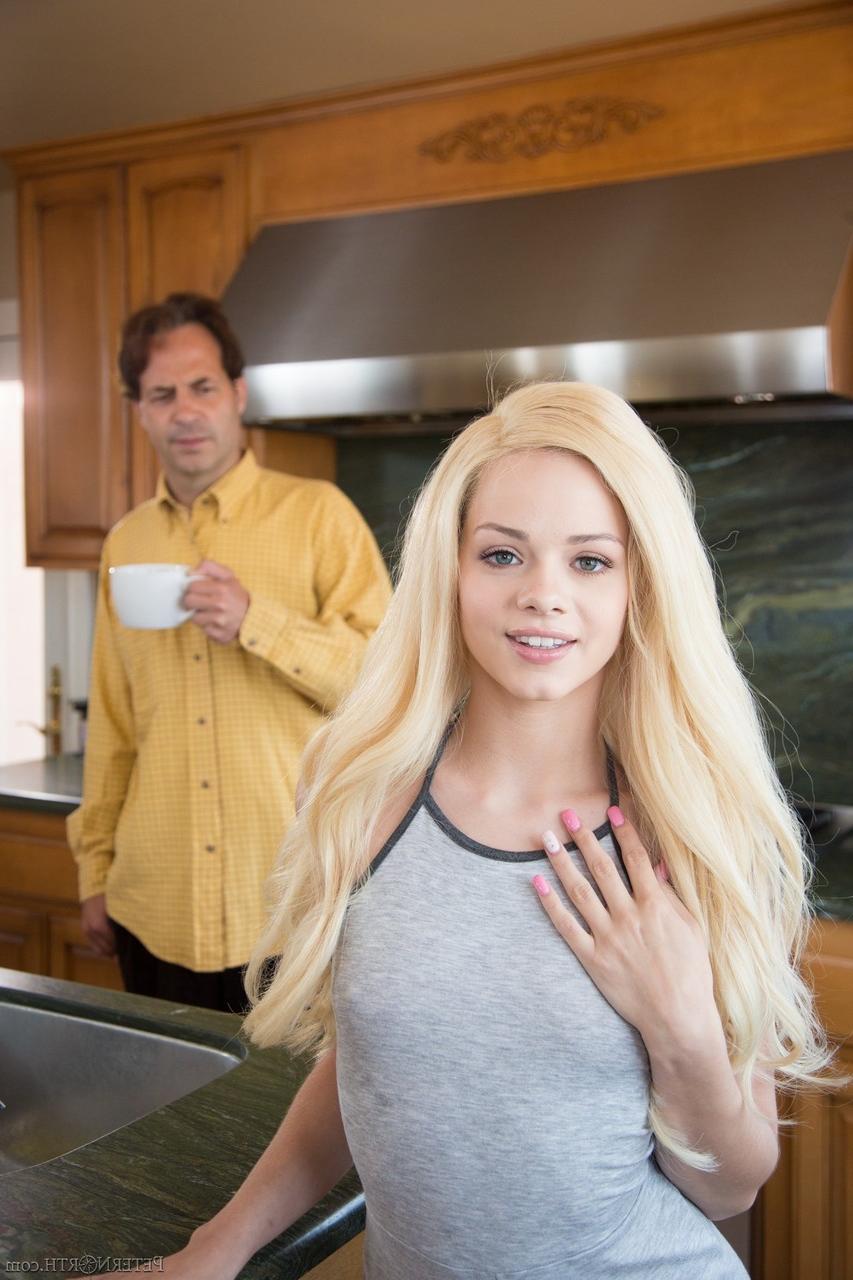 20P Das wundervolle Teenagerbaby Elsa Jean konnte dem fetten Schwanz ihres Stiefvaters nicht widerstehen