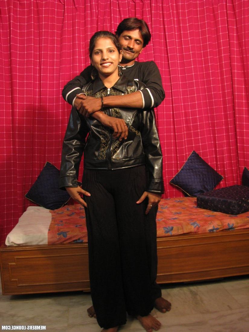 15P Chica india modela desnuda antes de reunirse con su hombre