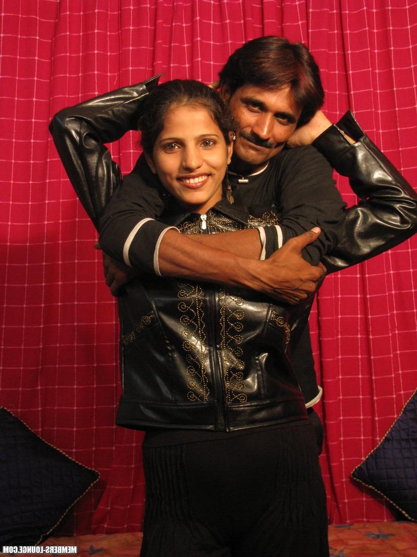 15P Chica india modela desnuda antes de reunirse con su hombre