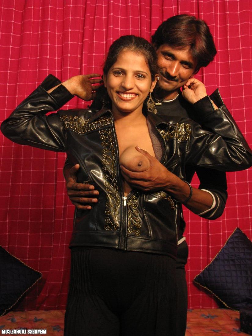 15P Chica india modela desnuda antes de reunirse con su hombre