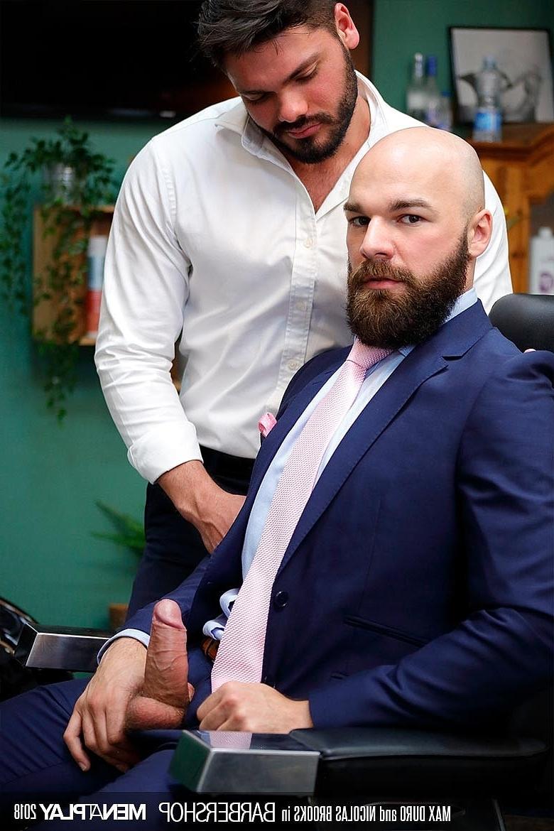 20P El oso gay calvo Max Duro follando por el culo a su barbero musculoso Nicolas Brooks