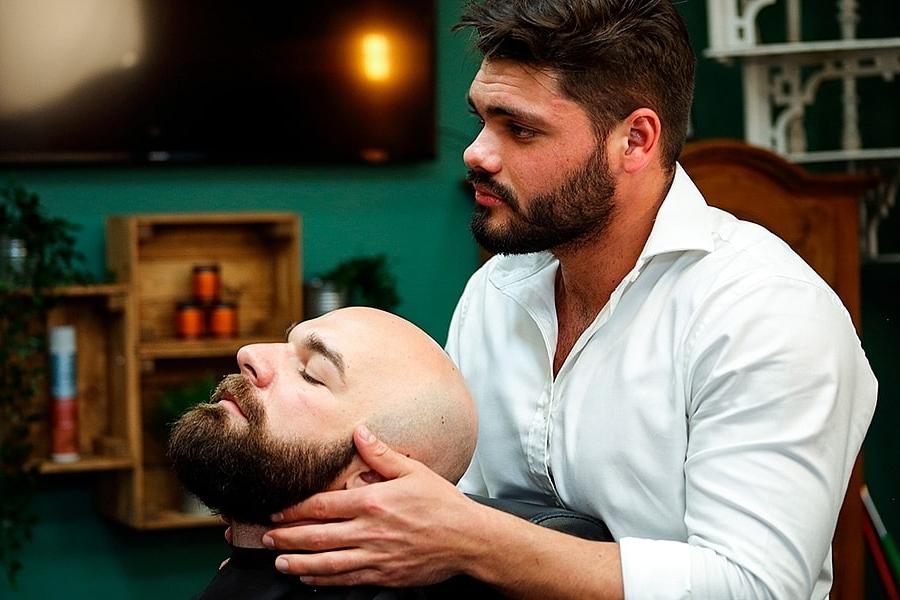 20P El oso gay calvo Max Duro follando por el culo a su barbero musculoso Nicolas Brooks