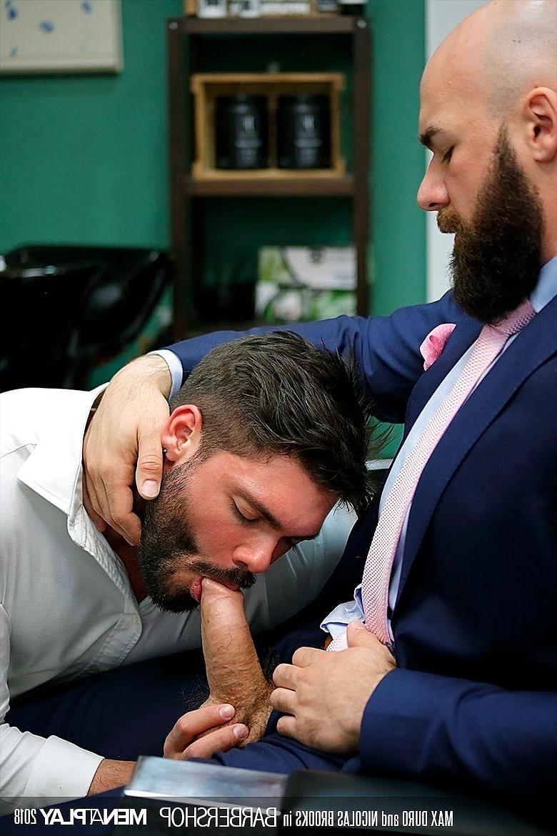 20P El oso gay calvo Max Duro follando por el culo a su barbero musculoso Nicolas Brooks