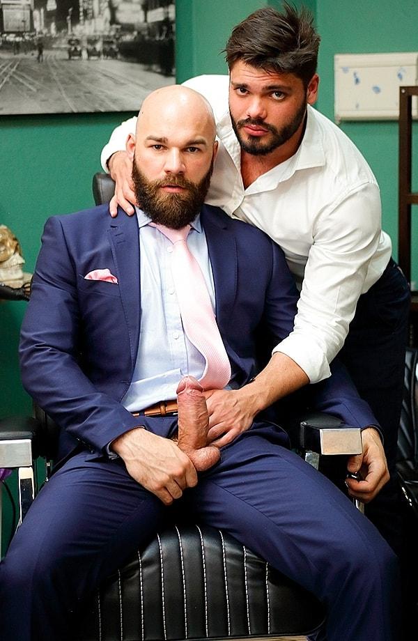 20P El oso gay calvo Max Duro follando por el culo a su barbero musculoso Nicolas Brooks