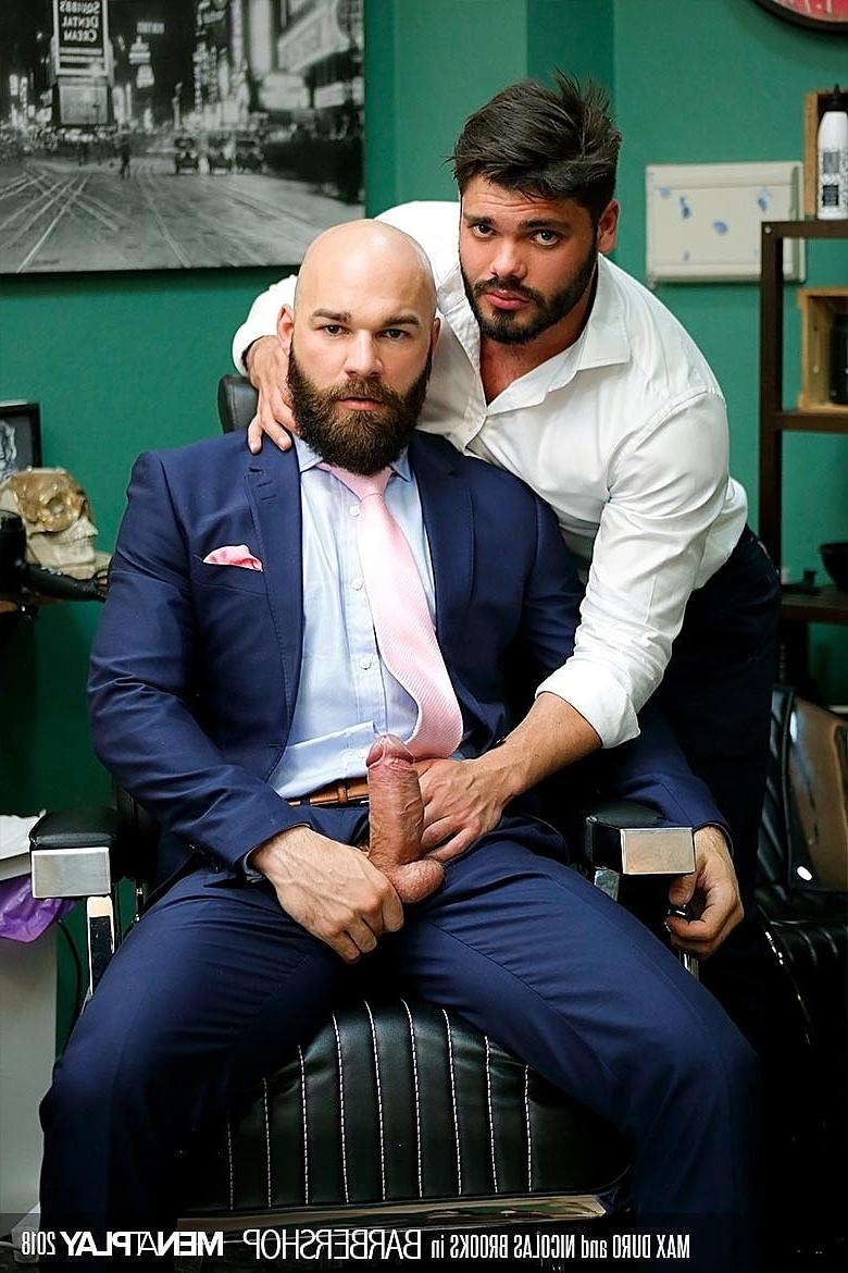 20P El oso gay calvo Max Duro follando por el culo a su barbero musculoso Nicolas Brooks