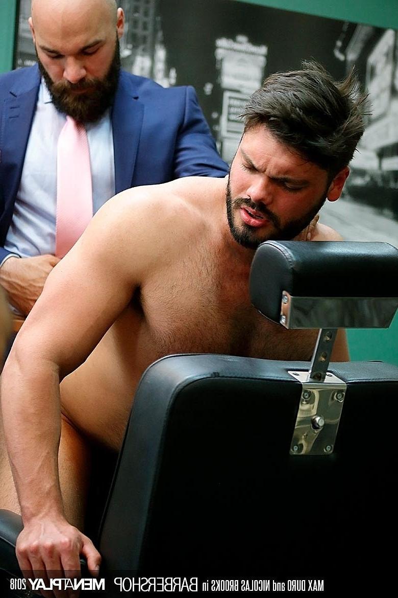20P El oso gay calvo Max Duro follando por el culo a su barbero musculoso Nicolas Brooks