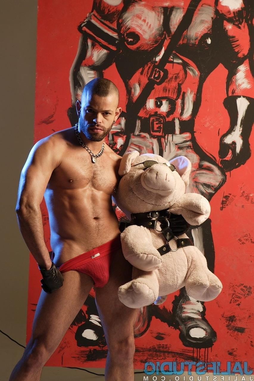 20P El sexy culturista gay Manuel Roko posa en un ambiente caliente con cadenas