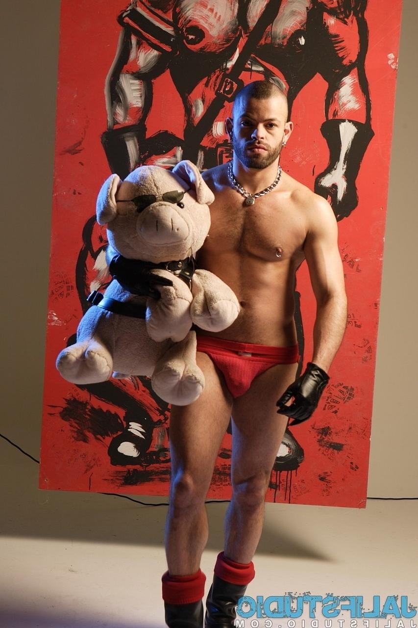 20P El sexy culturista gay Manuel Roko posa en un ambiente caliente con cadenas