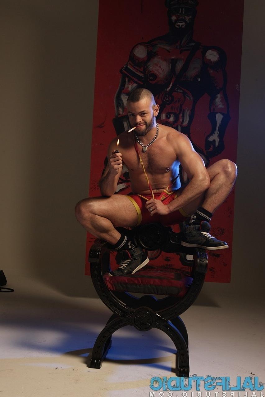 20P El sexy culturista gay Manuel Roko posa en un ambiente caliente con cadenas