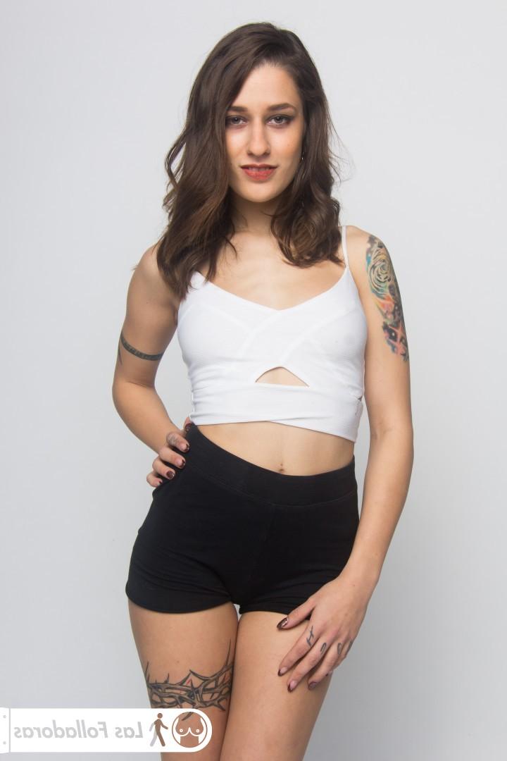 17P La chaude brune Alexa Nasha et sa petite amie tatouée de l'école se déshabillent.