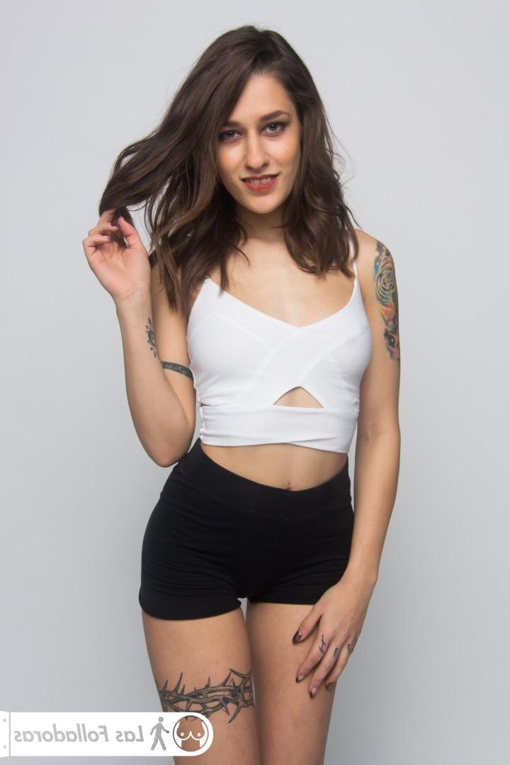 17P La chaude brune Alexa Nasha et sa petite amie tatouée de l'école se déshabillent.