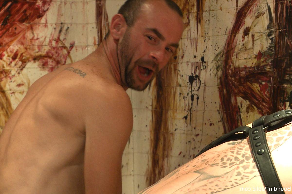 20P In der Öffentlichkeit gefesselt: Christian Wilde, Jason Miller, Connor Maguire, Big Red