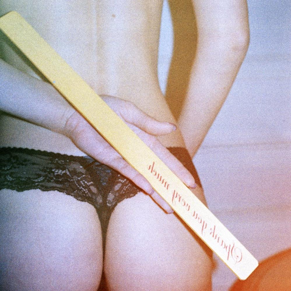 10P A europeia Carol Vega, vestida de lingerie, leva uma surra de seu homem no sofá