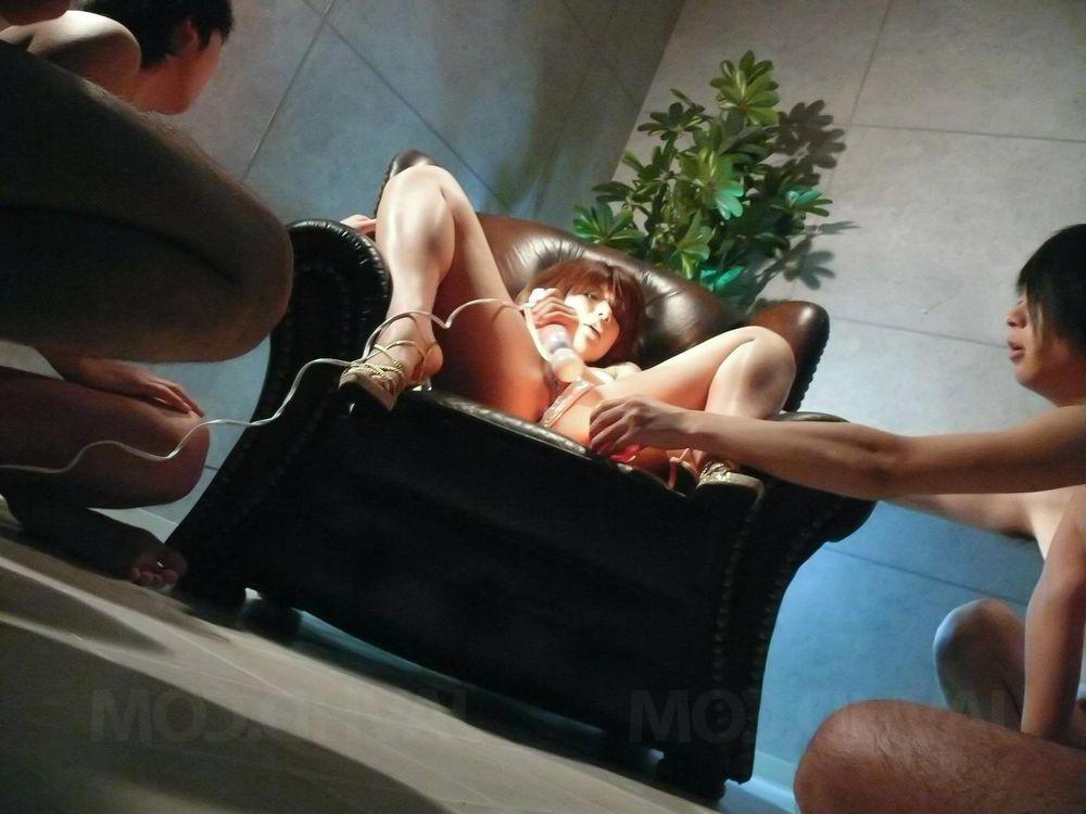 16P Die japanische Schönheit Suzanna masturbiert auf einem Stuhl vor ein paar Männern