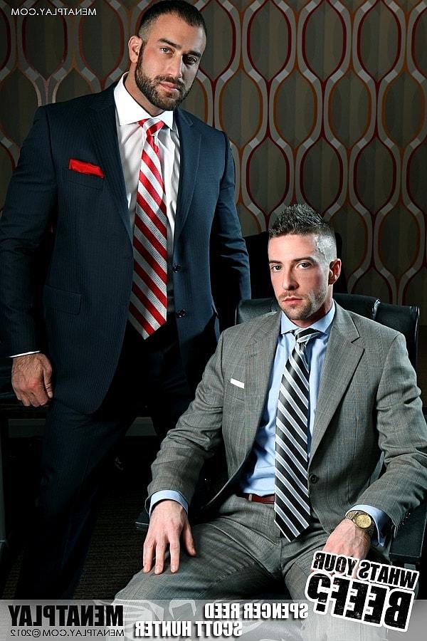 17P Spencer Reed, dominant, se déshabille et baise la bombasse gay Scott Hunter
