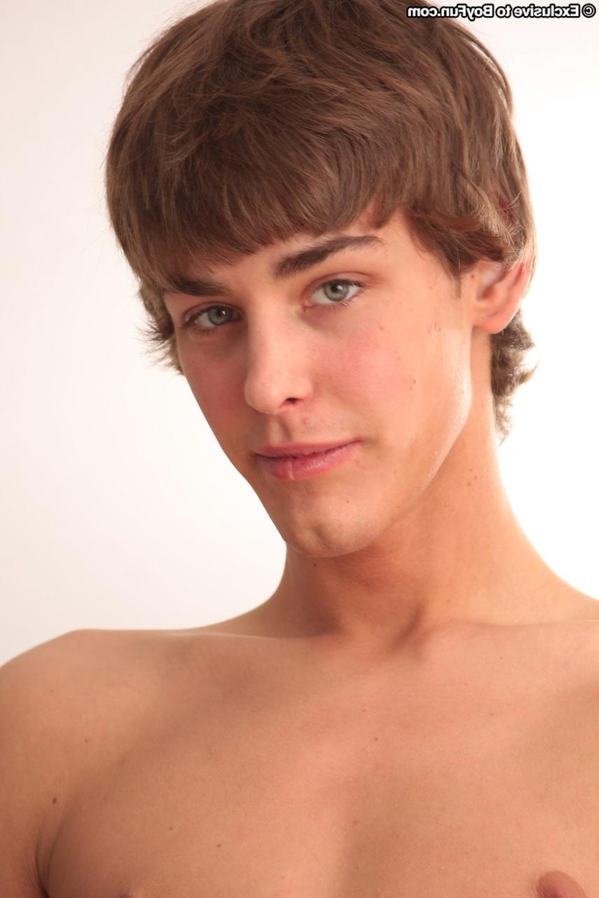20P El jovencito caliente Simon Clay se desnuda y muestra su erección de cerca