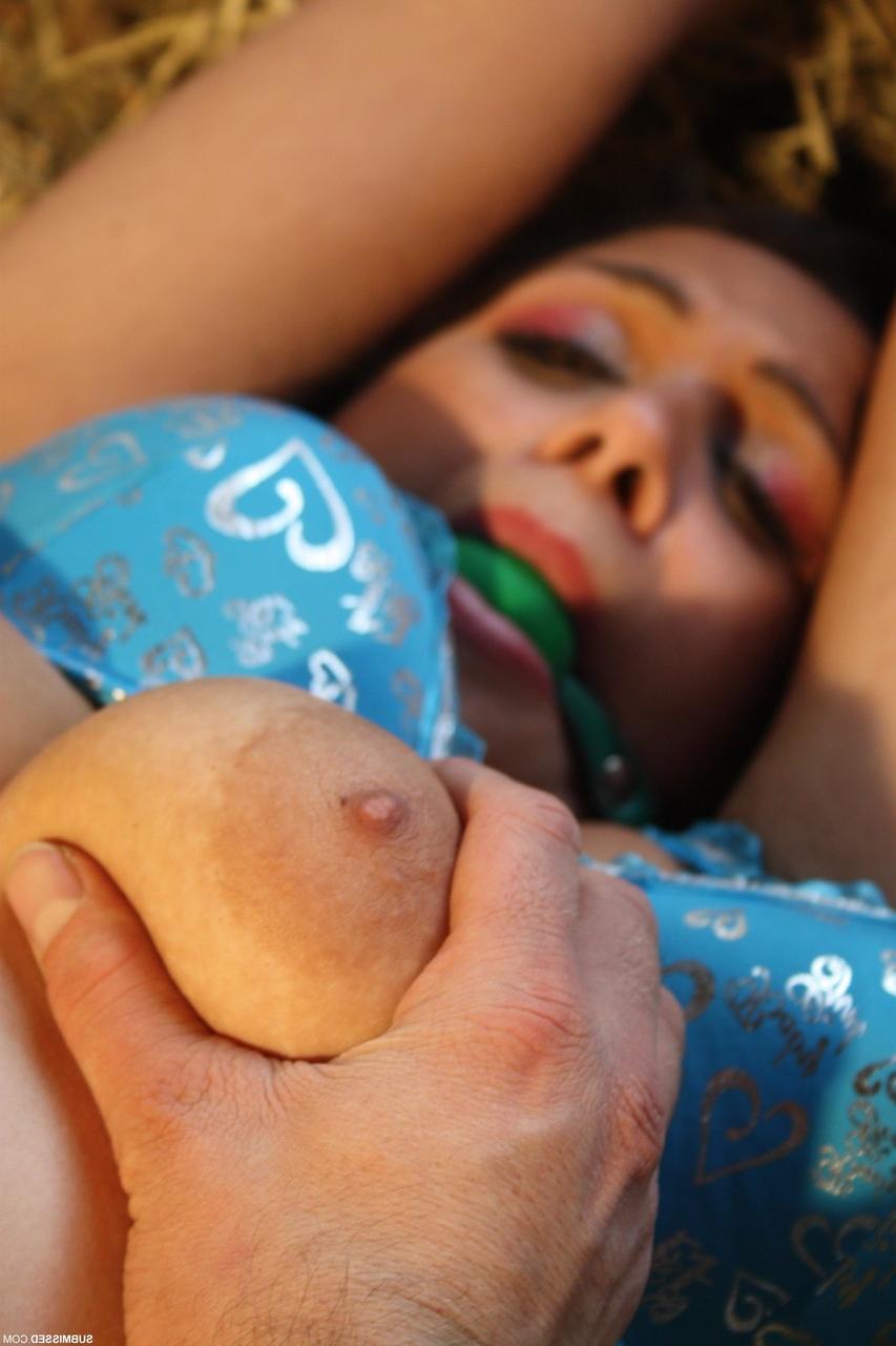 20P A morena amadora Erika tem seus peitos grandes agarrados em um estábulo