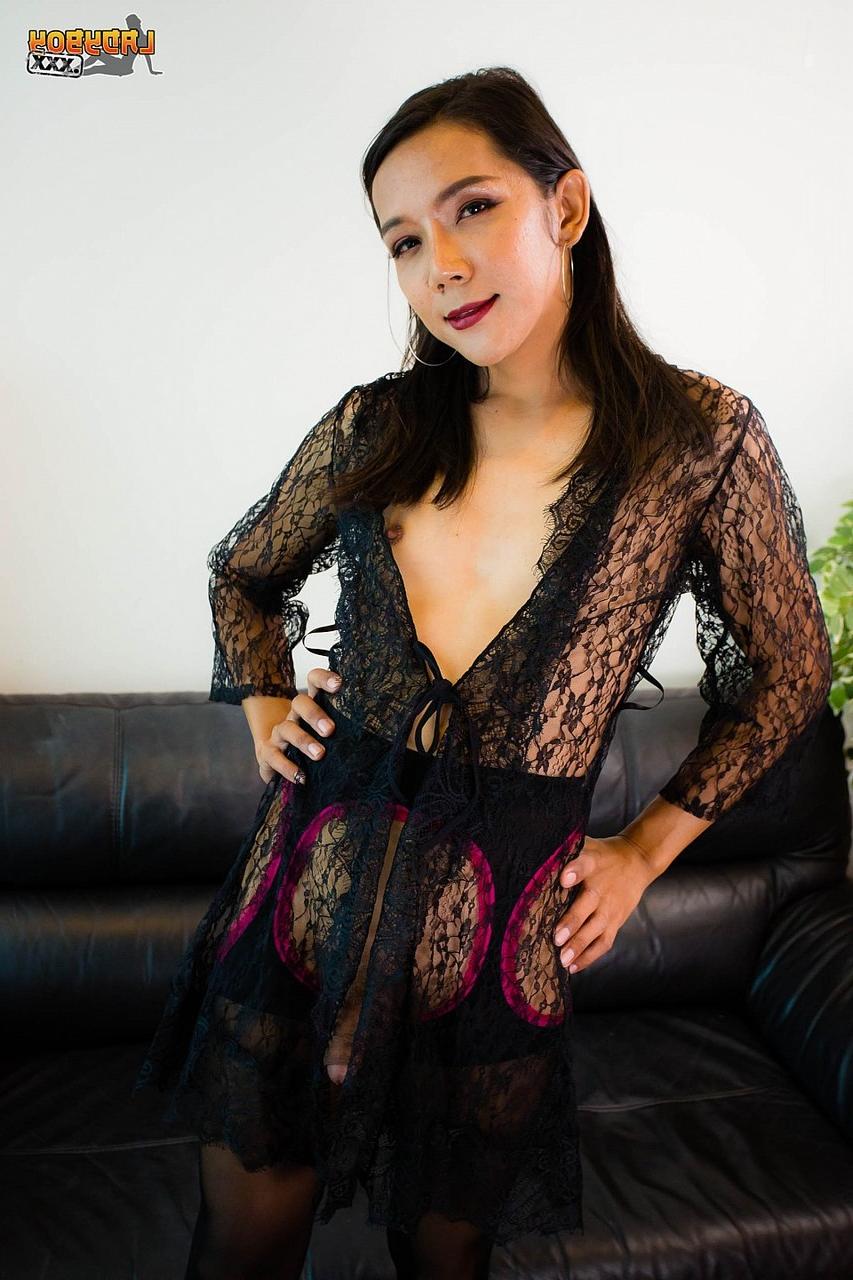 16P A travesti asiática sacanagem Pap agarra seu pau grande enquanto posa em sua lingerie