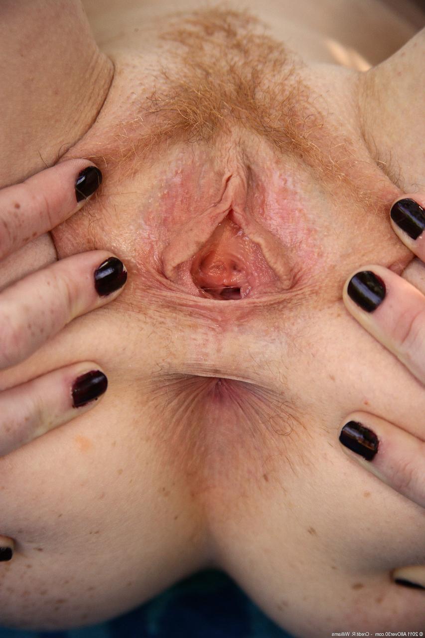 20P Linda amadora MILF Ava tira seu biquíni roxo e posa nua no piquenique