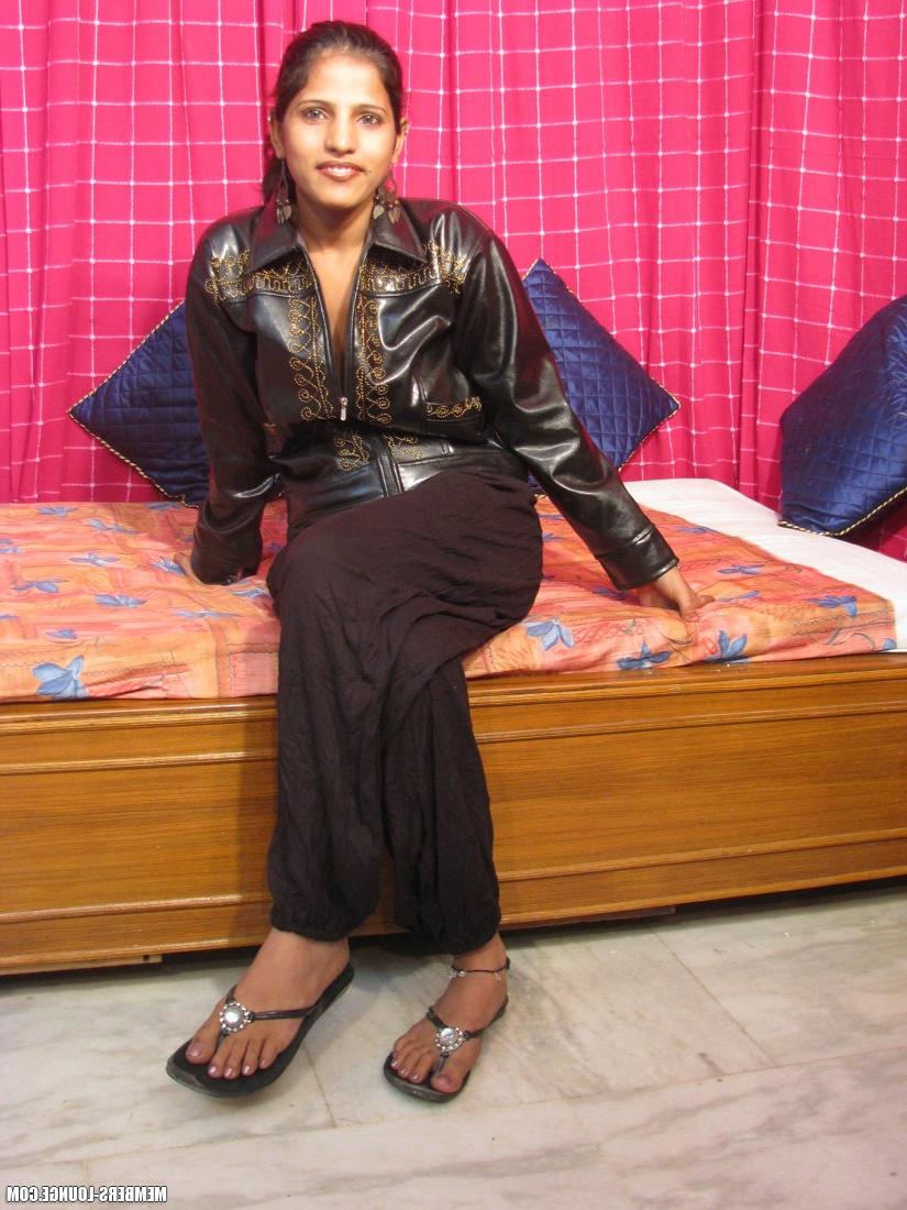 15P Une MILF indienne dévoile ses seins naturels tout en se mettant nue sur un lit.