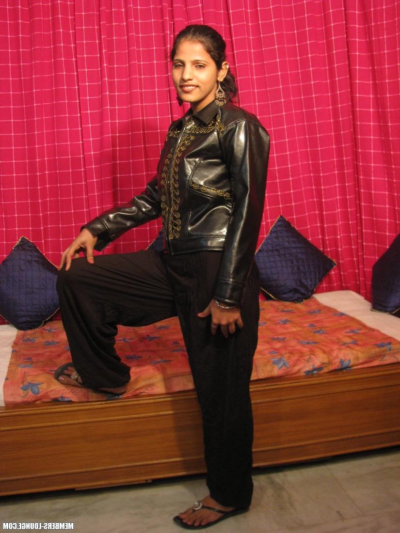 15P Une MILF indienne dévoile ses seins naturels tout en se mettant nue sur un lit.